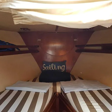 On A Beautiful Ocean Going Classic Schooner! Bateau-hôtel Barcelone